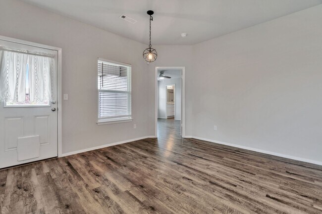 Building Photo - 3 Bed 2 Bath home mins away from the University!
