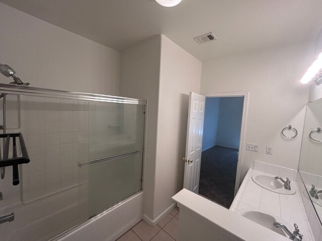 Building Photo - 3 bedroom 2 bath in Lemoore with SOLAR!
