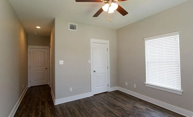 Building Photo - 112 Waverly Dr