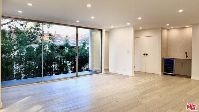 Building Photo - 414 N Palm Dr