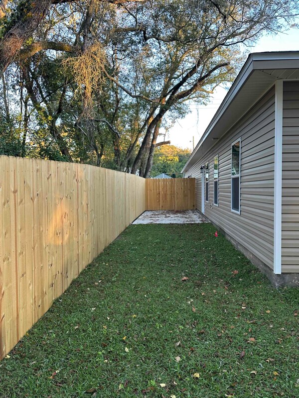 Building Photo - 688 Anderson Dr