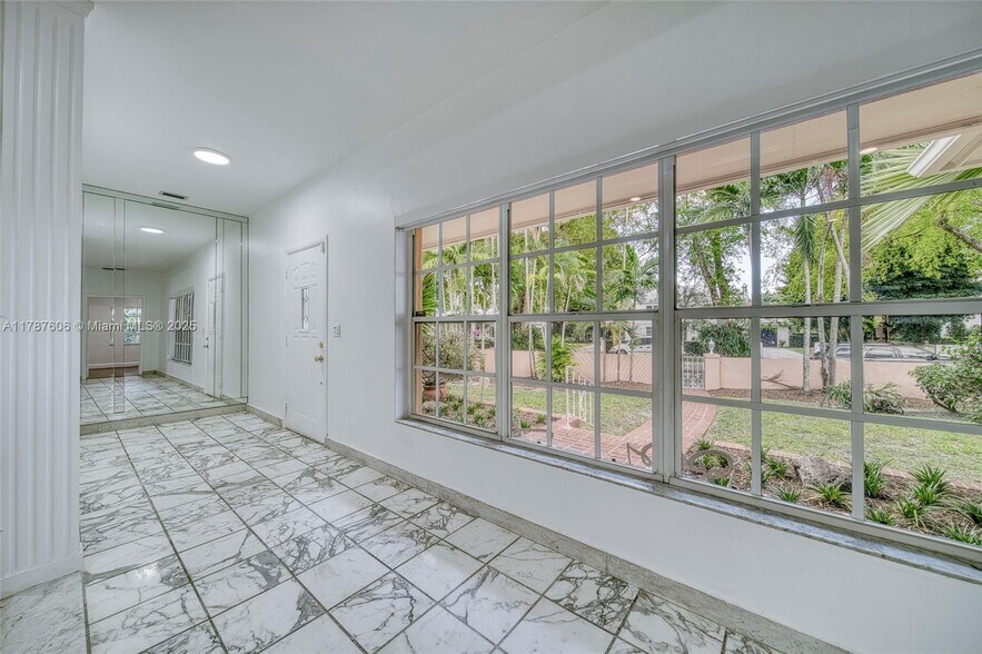 Building Photo - 645 Altara Ave
