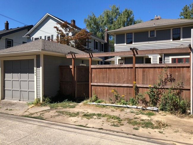 Building Photo - Wonderful University District 8 bedrooms house!