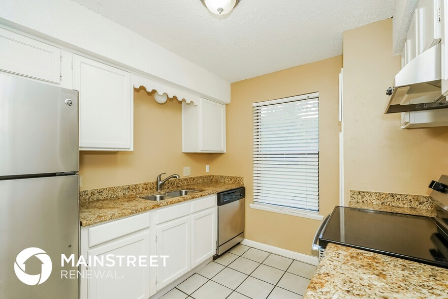 Building Photo - 728 Poe St