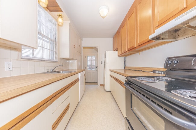 Building Photo - 909 E Ann St