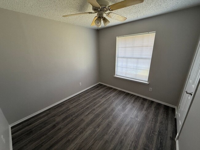 Building Photo - 3 Bedroom 1 Bath Home Available