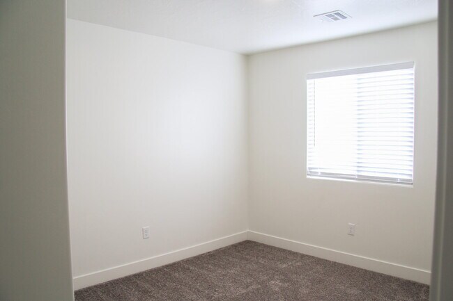 Building Photo - Spacious 4-Bed with 2.5 Baths in St George