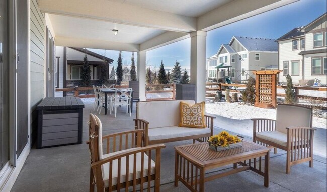 Building Photo - Gorgeous & Large 3 Bedroom 2 Bath Home wit...