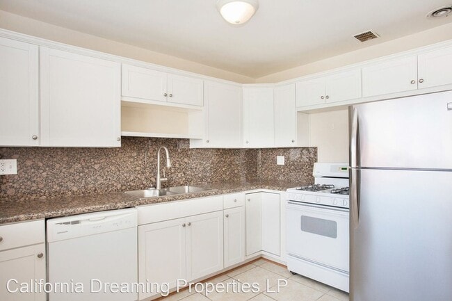 Building Photo - 520-524 Avenida Victoria