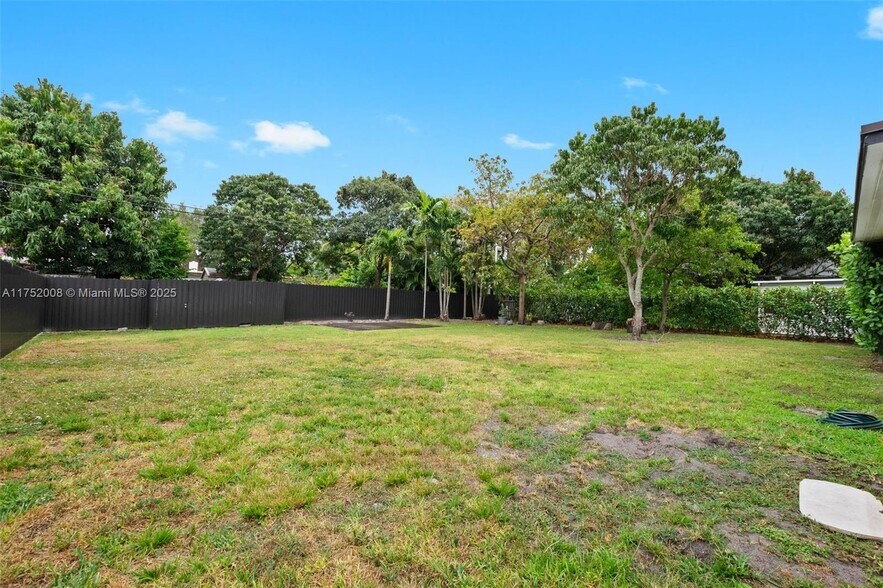 Building Photo - 441 De Soto Dr