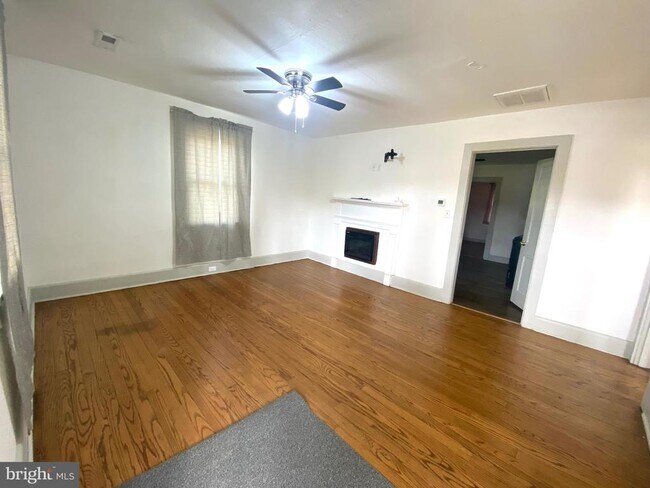 Building Photo - 1601 N Seminole Trail