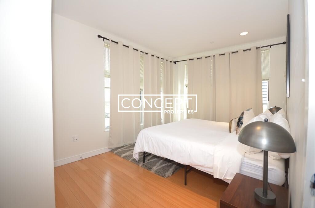 Building Photo - 601 Albany St