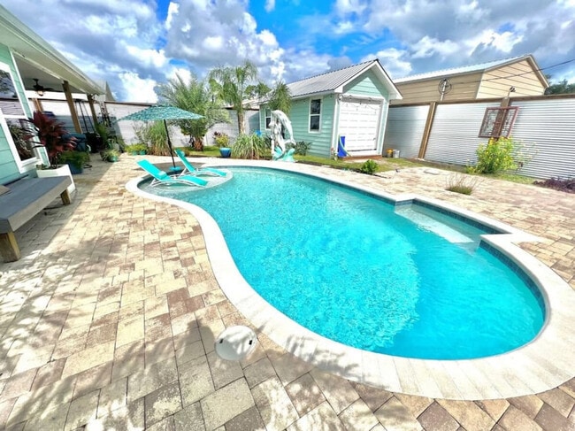 Building Photo - 5402 Pinetree Ave