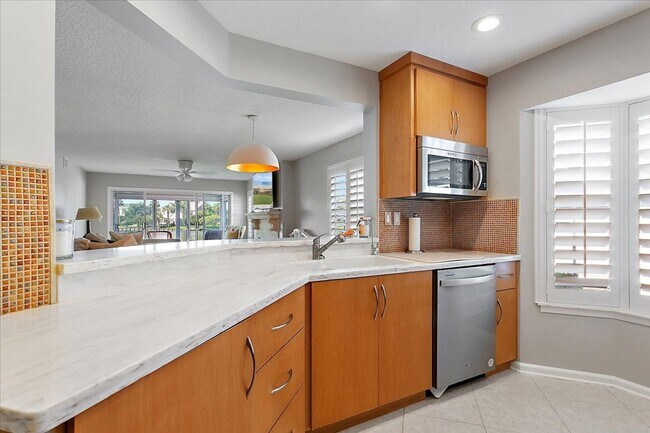 Building Photo - Fabulous Condo in The Pointe!