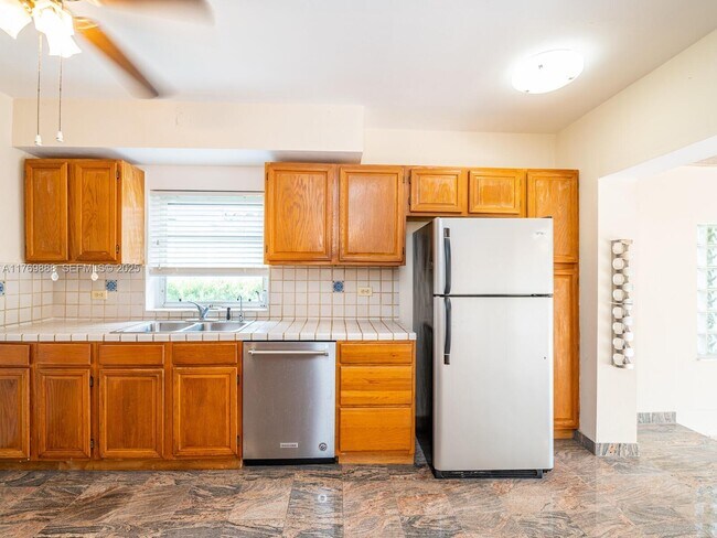 Building Photo - 9441 Byron Ave