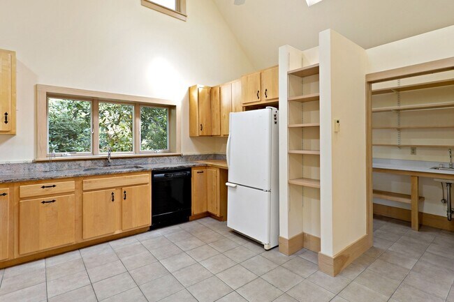 Building Photo - 1 Fern Ln
