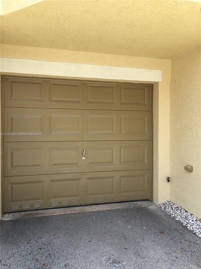 Building Photo - 8940 NE 8th Ave