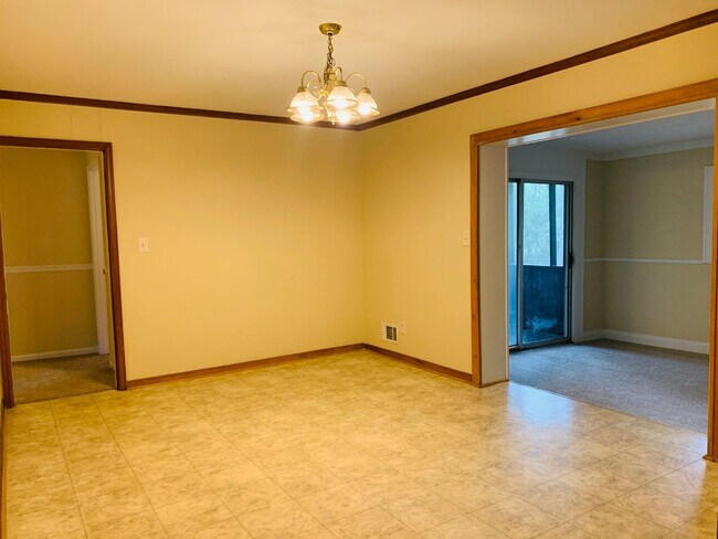 Building Photo - Wow, great location, newly renovated, 4 beds/2 bath, private fenced yard, sun room/office, must see!