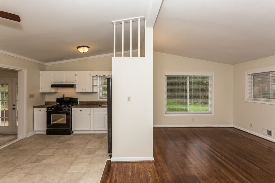 Building Photo - 2432 Woodacres Rd NE