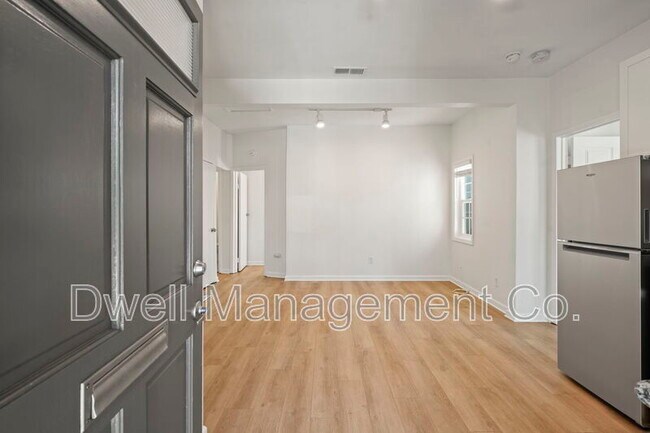 Building Photo - 8451 La Mesa Blvd