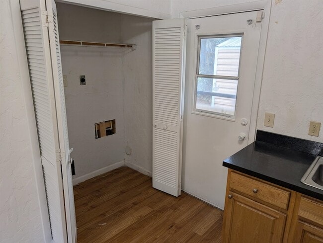 Building Photo - 601 Mcclure St