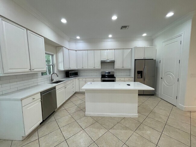 Building Photo - ANNUAL RENTAL - 3 BEDROOM + DEN/ 3 BATH SP...