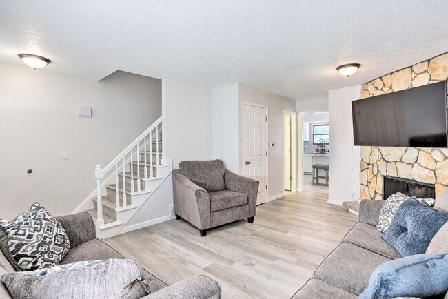 Building Photo - 6832 Woodmeadow Dr