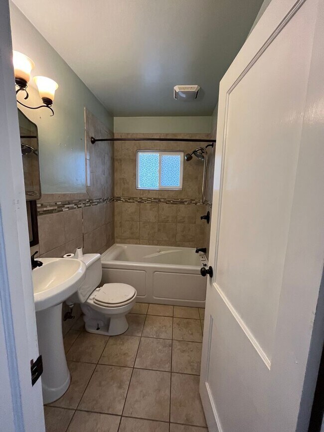 Building Photo - Stunning 3 Bed, 1 Bath Home for Rent