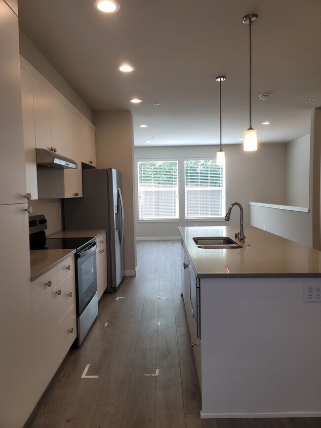 Building Photo - Stunning Tri Level 3/2.5 Townhome in the G...