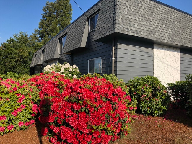 Building Photo - 620 Queen Ave SE