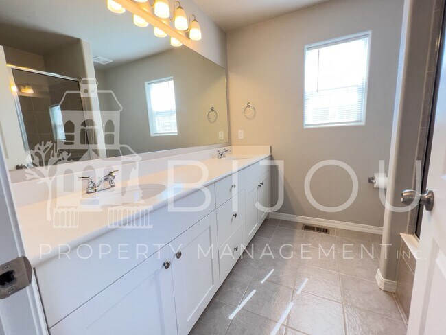 Building Photo - Beautiful Townhome across from Cumbre Vist...