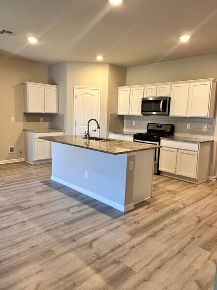 Building Photo - 1860 E LAKESHORE LANDING Dr