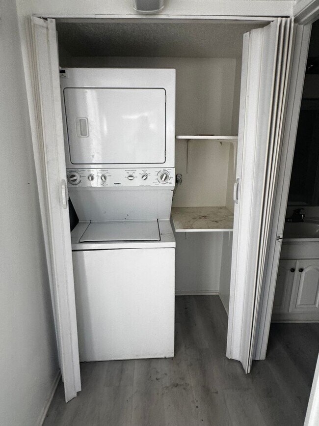 Building Photo - SPACIOUS AND REMODELED 1 BEDROOM 1 BATH, SECOND FLOOR UNIT