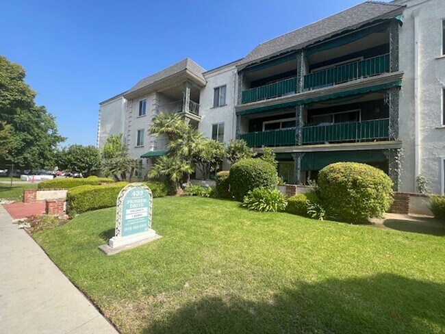 Building Photo - Newly Renovated 3rd Floor with View - One ...