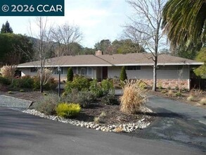 Building Photo - 324 Glendora Cir