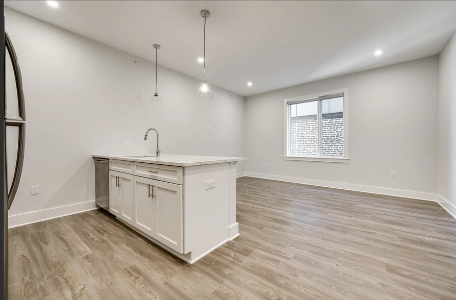 Building Photo - 658 Grand St