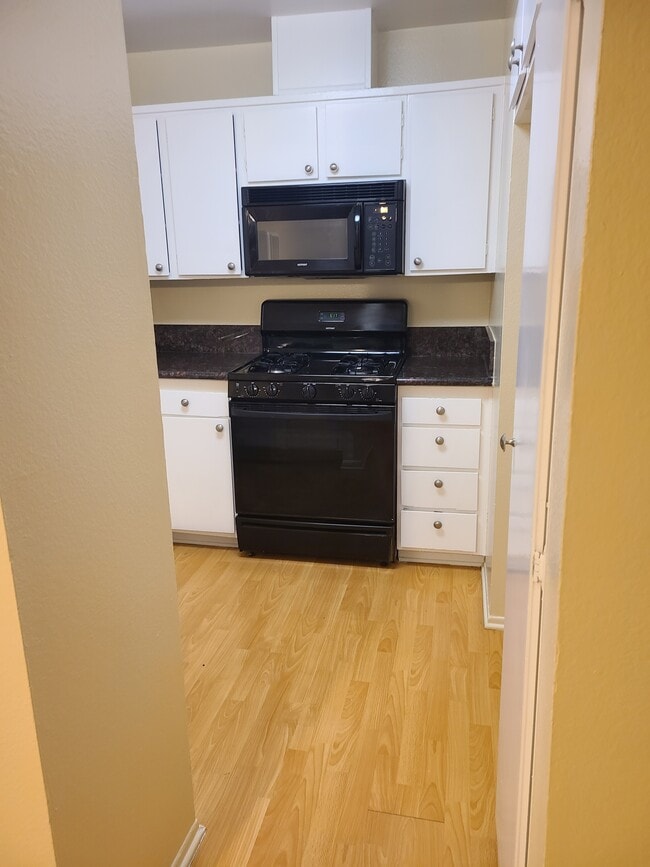 Building Photo - 11110 Moorpark St