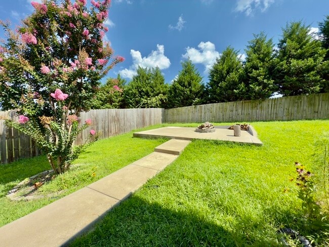 Building Photo - 532 Larkspur Dr