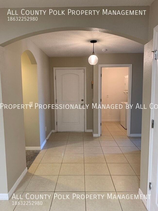 Building Photo - Lakeland Oasis! 3 Bedroom Duplex in Villag...