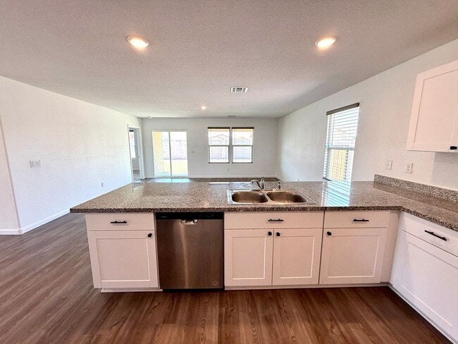Building Photo - Spacious 4 Bedroom Home with Solar & Moder...
