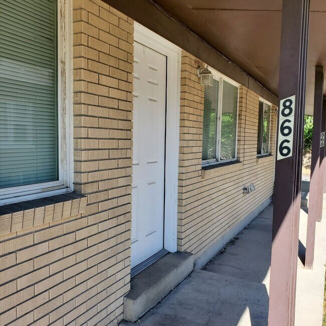 Building Photo - 866 600 W