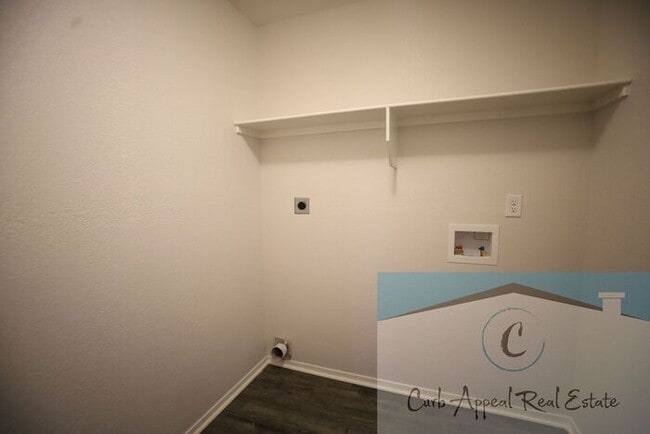 Building Photo - Beautiful 3 bed / 2 bath home with a fence...