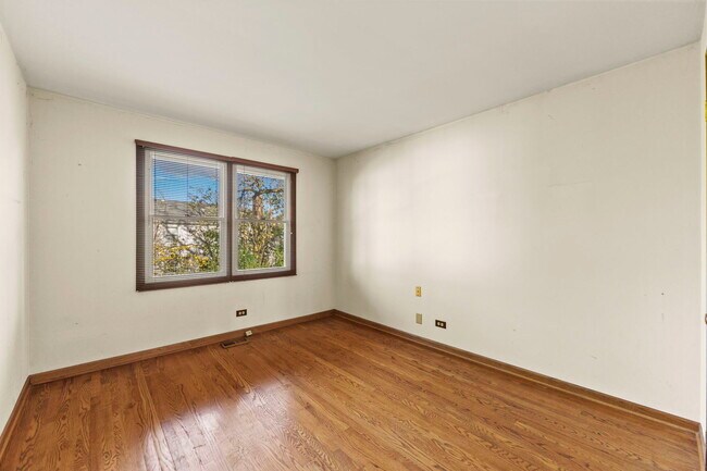 Building Photo - 62 E Fox Hill Dr