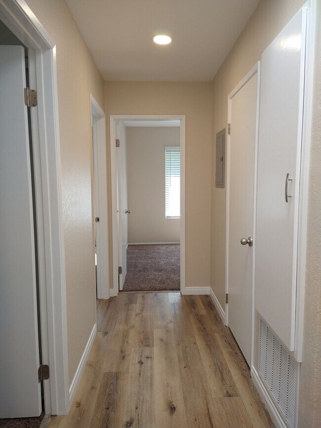 Building Photo - ALL UTILITIES INCLUDED! 3 Bed / 1 Bath Rem...