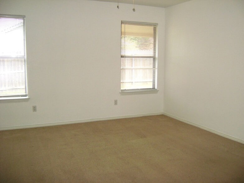 Building Photo - 1714 Redbud Ln