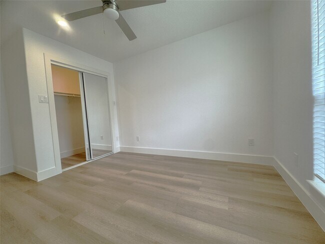 Building Photo - 516 S Post Oak Ln