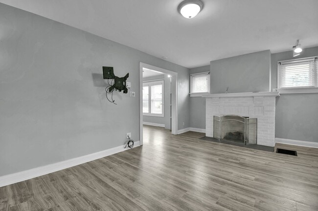 Building Photo - 626 E Jenkins Ave