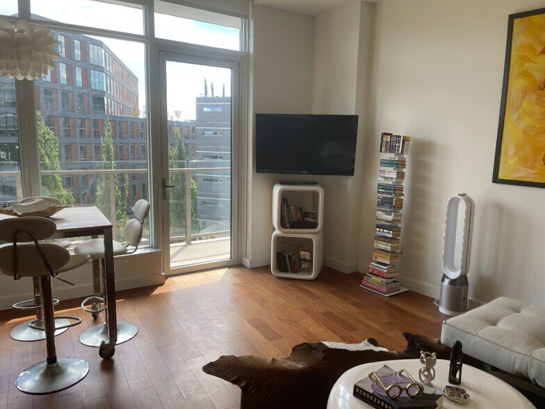 Building Photo - 949 NW Overton St