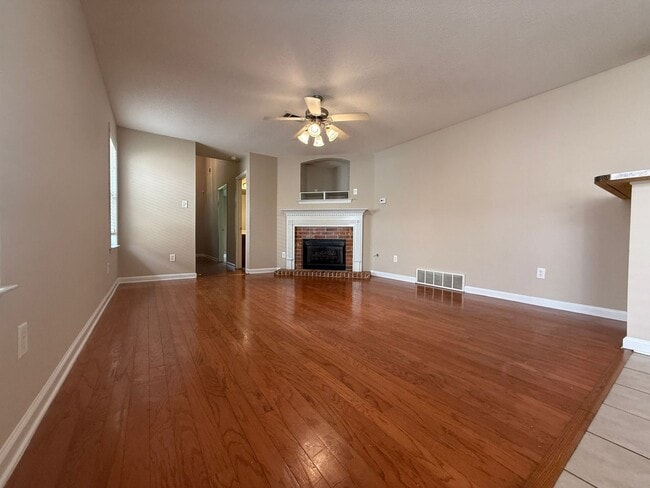 Building Photo - ADORABLE TWO STORY HOME IN GREAT LOCATION!