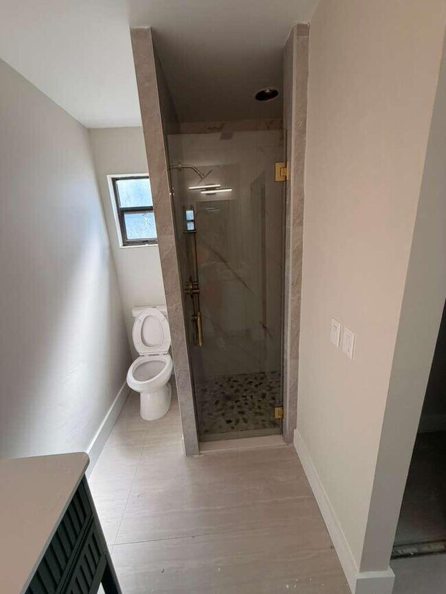 Building Photo - 5866 SE Mitzi Ln